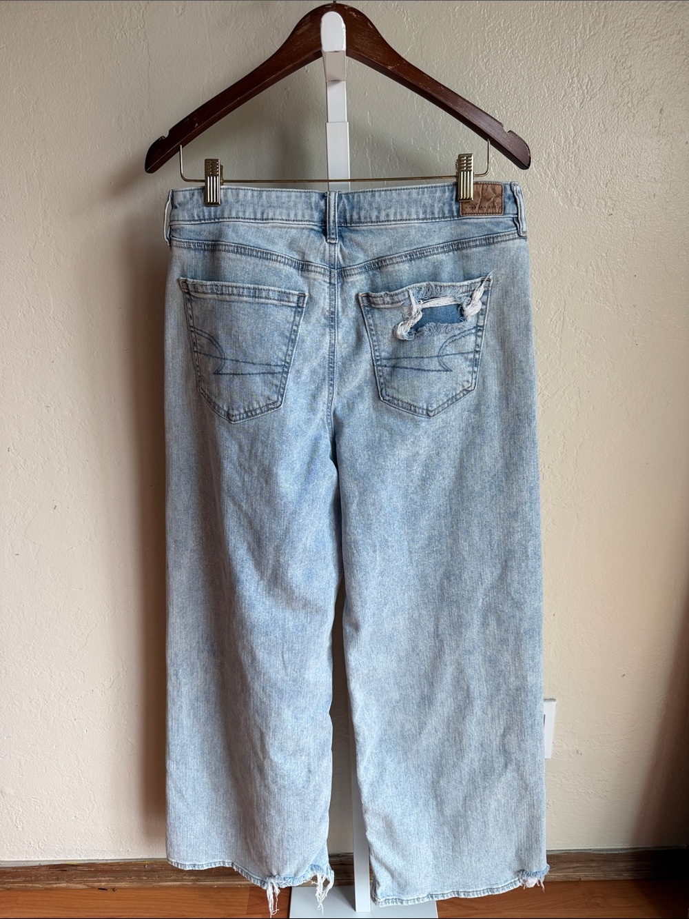 American Eagle High-Rise Baggy Wide-Leg Light Wash Jeans Size 10 - Picture 2 of 7